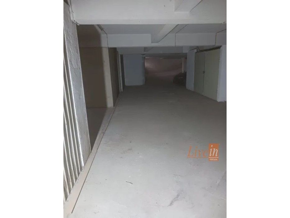 Garagem (BOX) com 15 m2 em Mem Martins