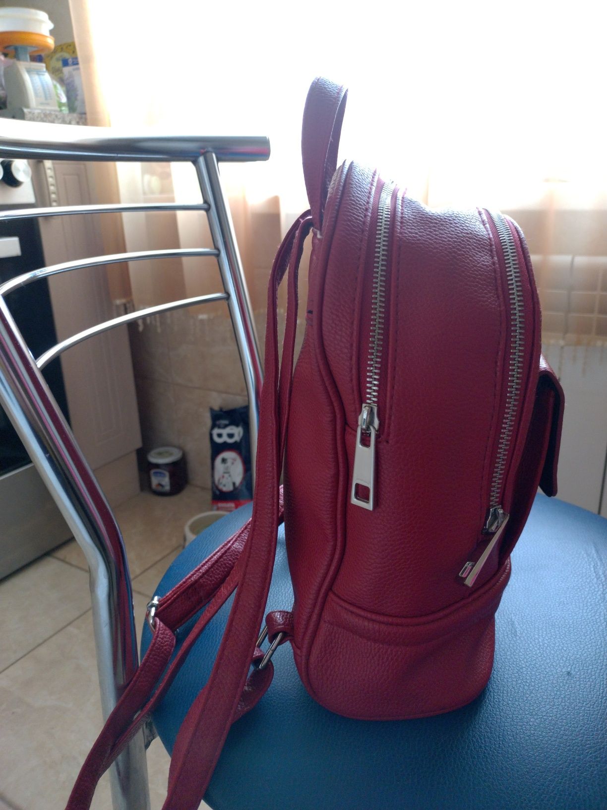 Женский  рюкзак красного цвета