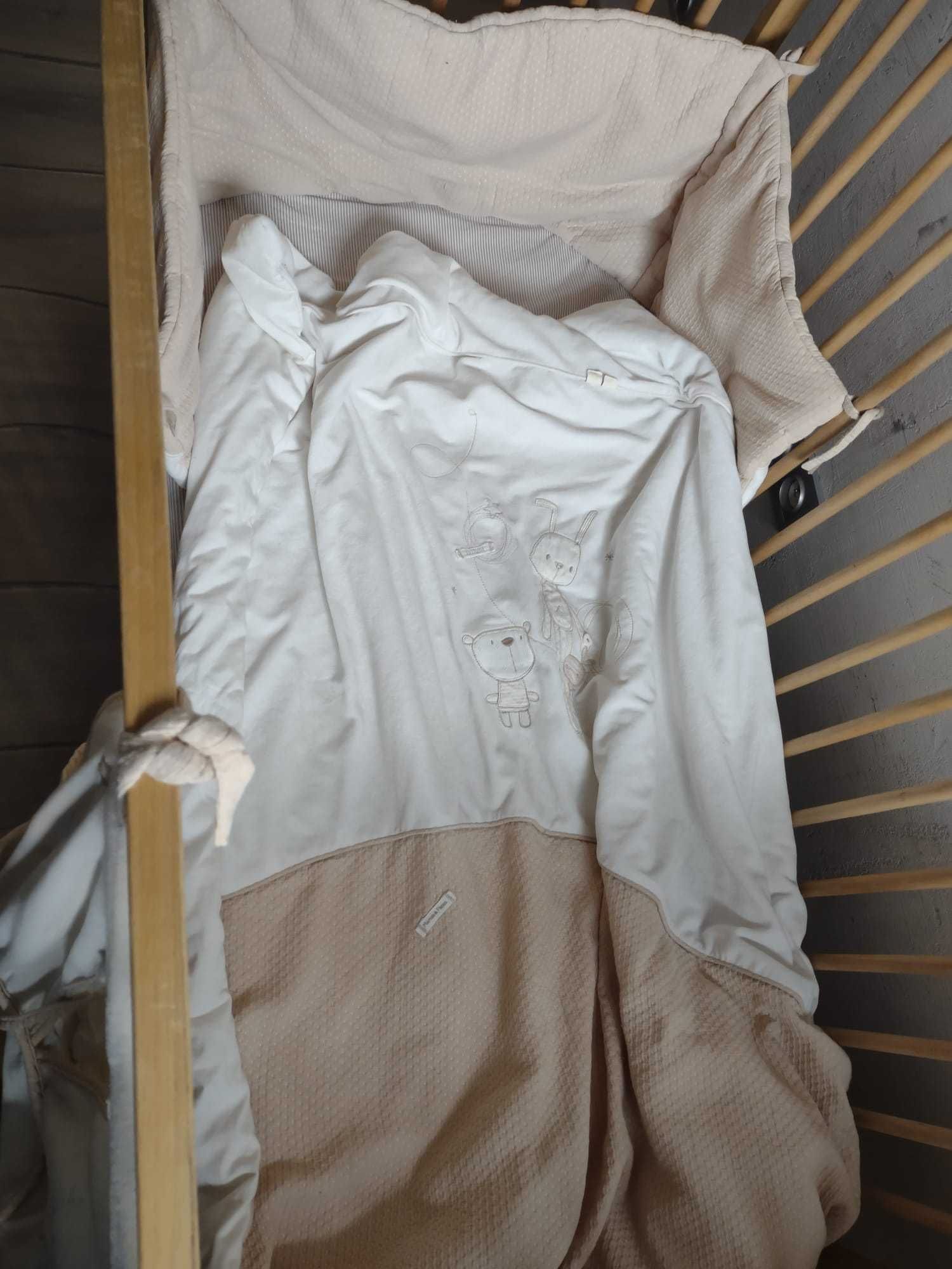 łóżeczko drewniane z materacem dla niemowlaka