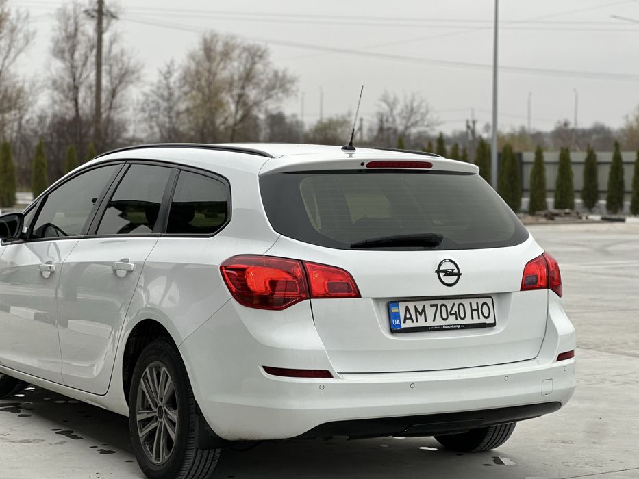 Opel Astra j автомобіль в чудовому стані