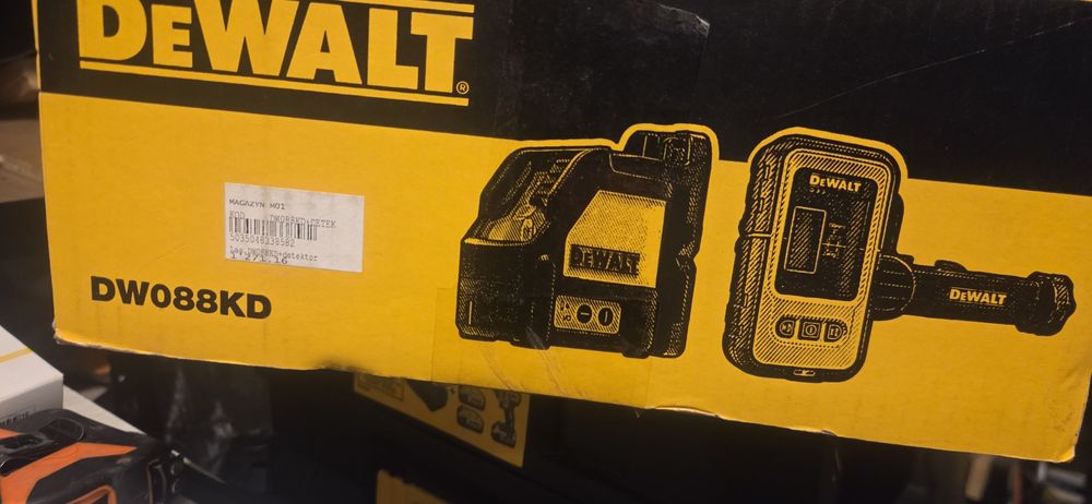 Zestaw DeWALT DW088KD to samopoziomujący laser krzyżowy z detektorem.