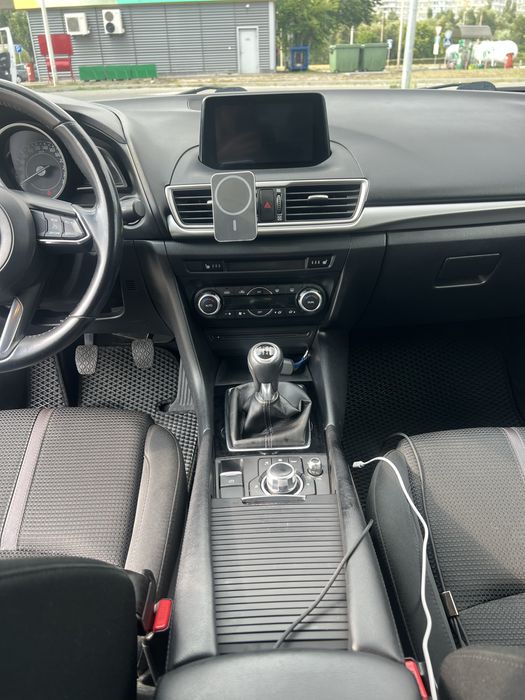 Автомобіль машина хетчбек седан