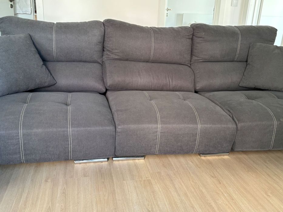 Sofá cinza com puffs