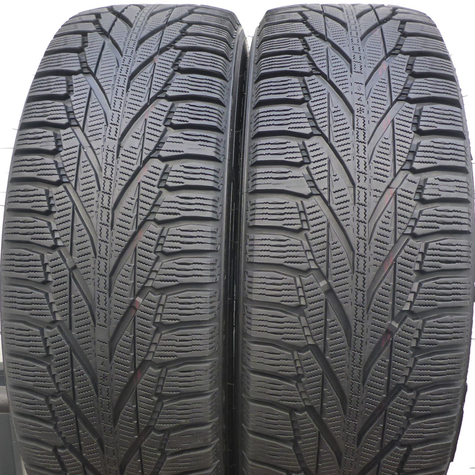 215/70/16 Nokian 215/70R16 100R Hakkapeliitta R2 Zima 2015 6,2-7,5mm