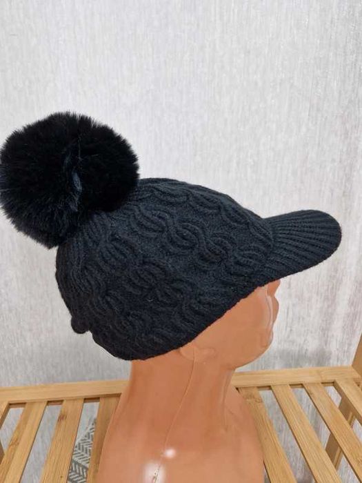 Nowa sweterkowa czapka z daszkiem zimowa kaszkiet pompon