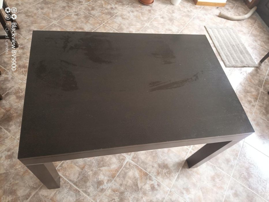 Mesa com cadeiras e bancos