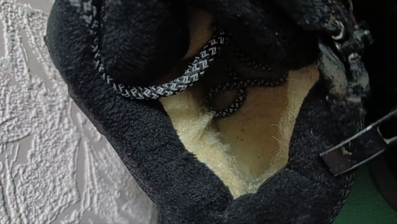 Зимові черевики
В гарному стані
36розмір
Штучна вовна
Шнурки світловід