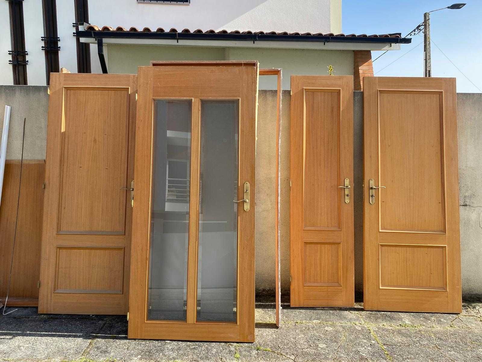 Portas, secretarias e WC