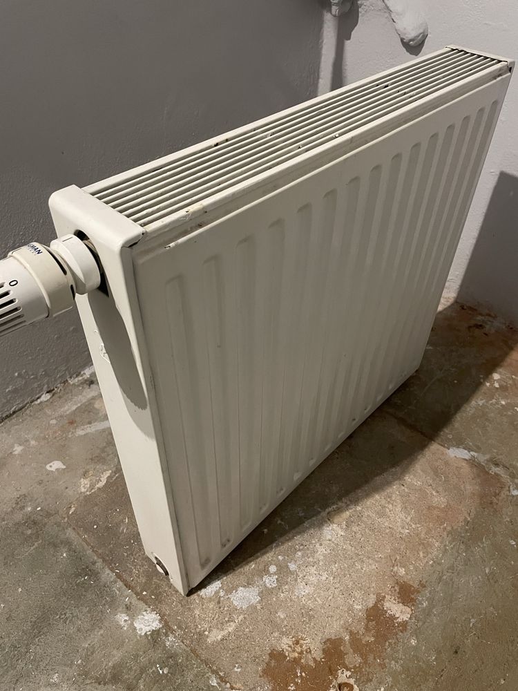 Grzejnik BRUGMAN 640x600x95 kaloryfer biały głowica sprawny