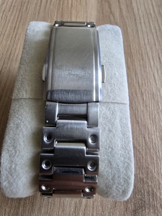 CASIO GM-2100RW-1AER G-SHOCK gwarancji na metalowej bransolecie.