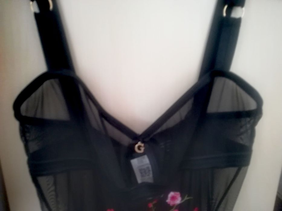 Lingerie: Body Guess preto com bordado de flores