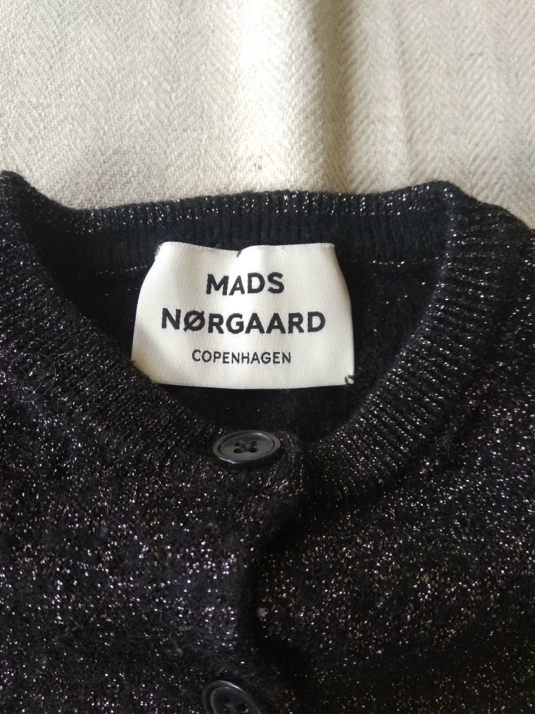 Elegancki sweterek ze srebrną nitką 80 Mads Norgaard Copenhagen