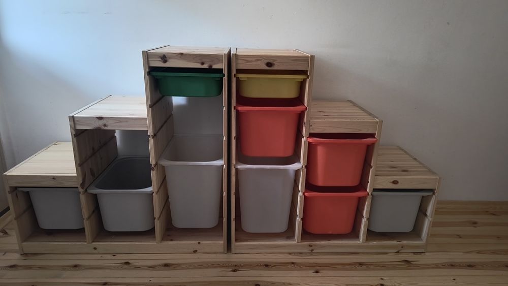 Regał Trofast z pojemnikami