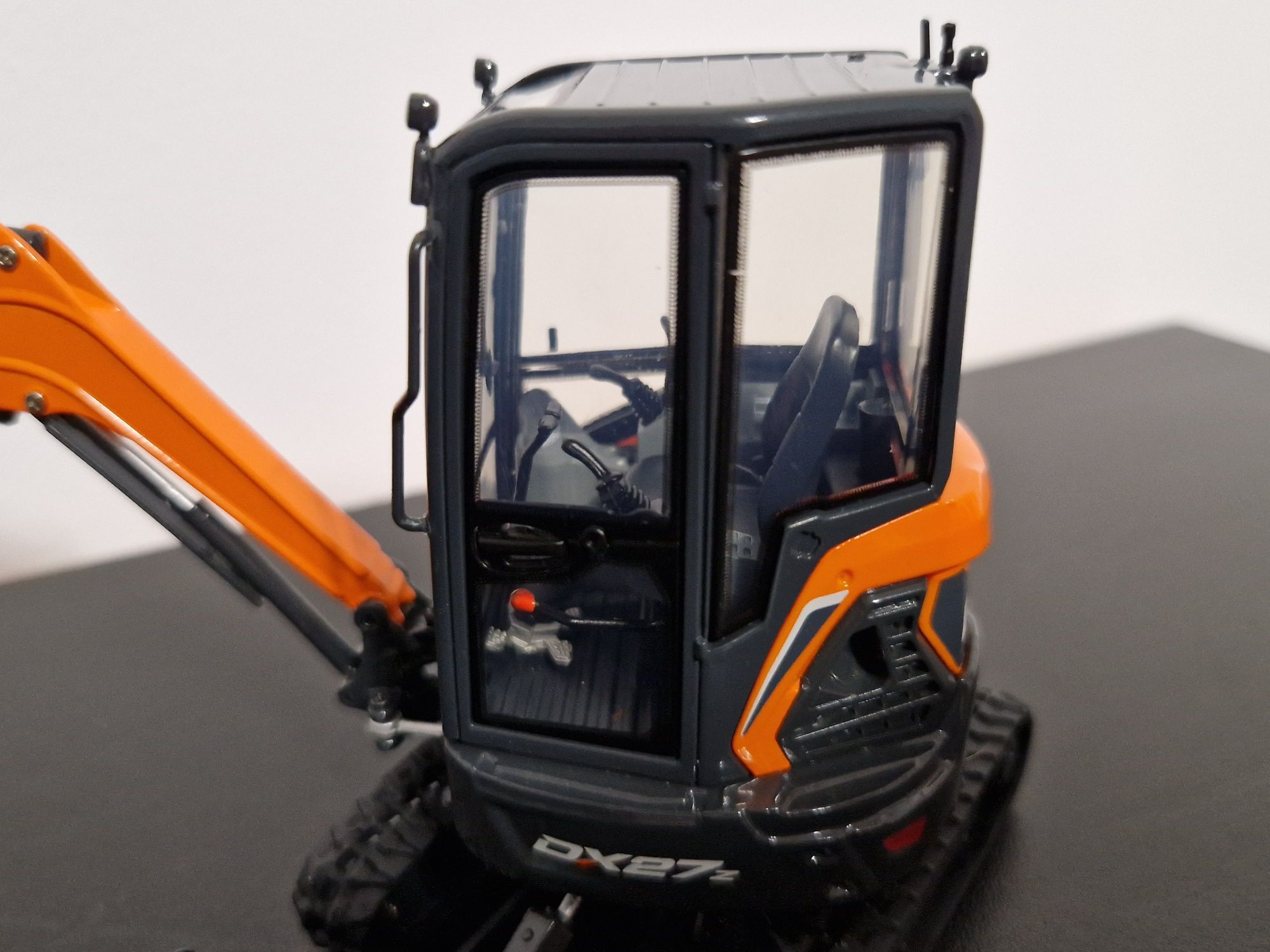 Model metalowy minikoparka Doosan DX27 skala 1:25 uniwersal hobbies