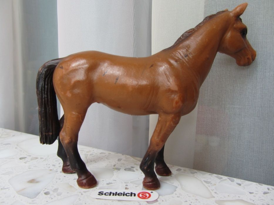 SCHLEICH- Klacz rasy Trakeńskiej 13 261 z 2001 roku (wycofany, UNIKAT)