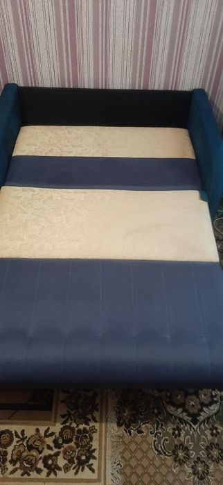 Продам диван синій