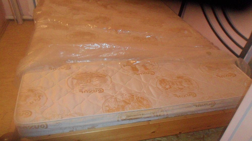 Продам  ліжко 140 * 200  з матрацом