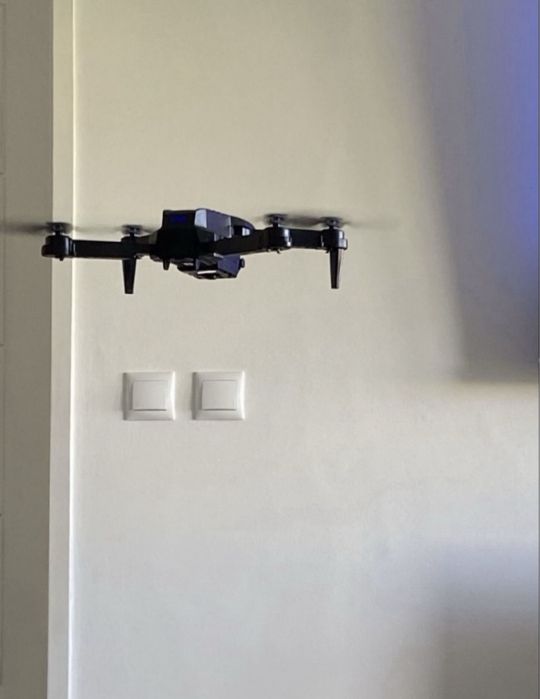 Drone preto com camera e 3 baterias - fácil uso e como novo