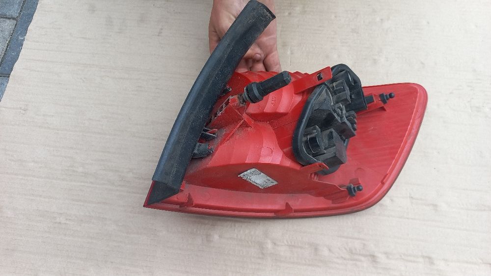 Audi a6 c6 kombi avant lampa lewa lewy tyl tylna  zwykle zarowki