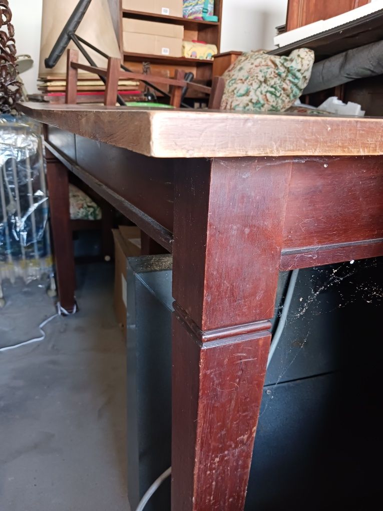 Mesa de sala de jantar em castanho