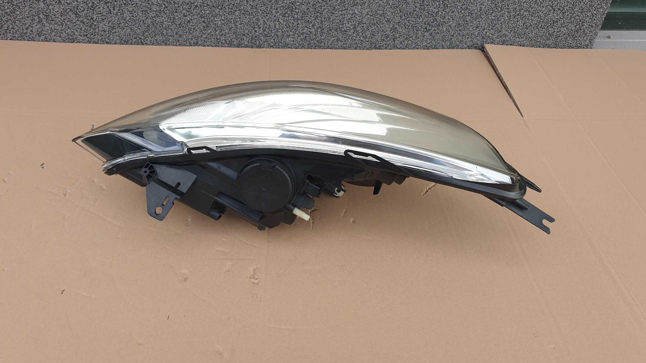 Renault clio IV 4 prawa lampa  przednia prawy przód UK