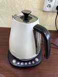 Электрочайник Delonghi Distinta KBI2011 в цвете слоновой кости.