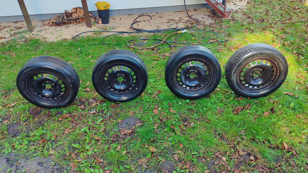 Opony zimowe 215/55 R16 z felgami stalowymi, używane rocznik 2013