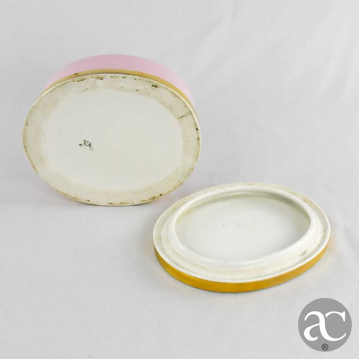 Caixa oval, porcelana Vista Alegre decorada com flores e dourados