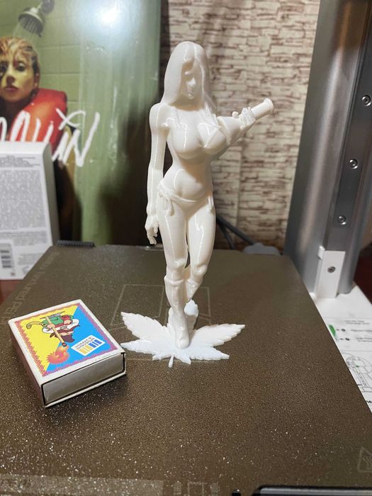 420, модель у бiкiнi з бонгом.