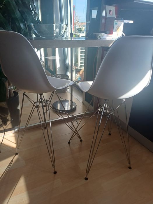 Cadeiras de bar  brancas e cromadas Praticamente novas. Cada uma 80€