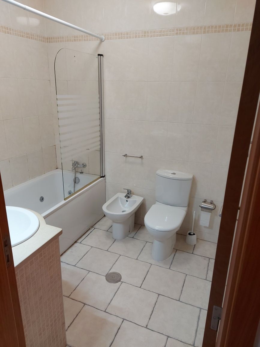 Apartamento T2 Aradas c/garagem e churrasqueira