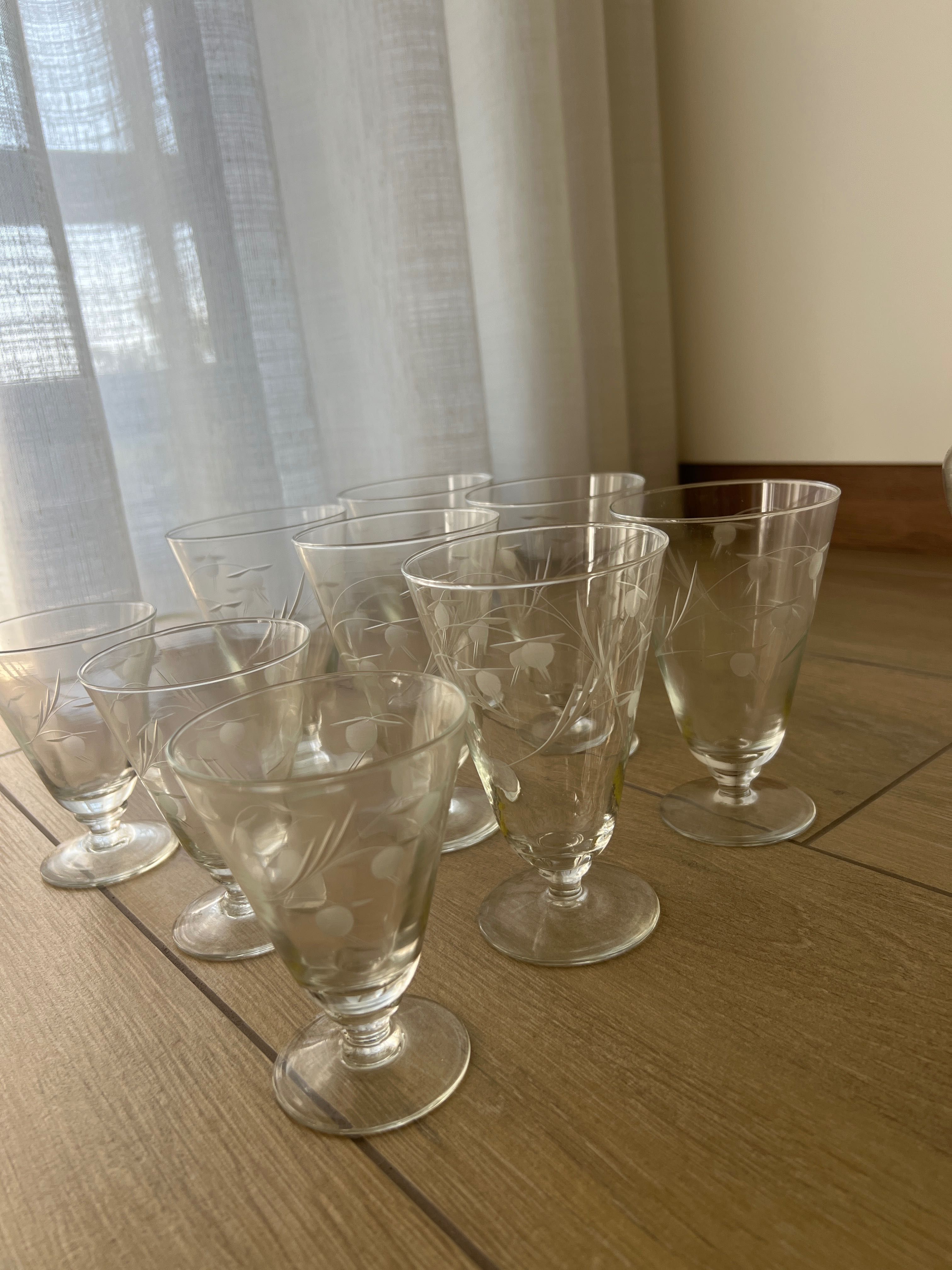 Conjunto de copos e taças