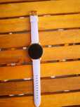 Fioletowy wrzosowy zegarek smartwatch złota koperta czarna tarcza