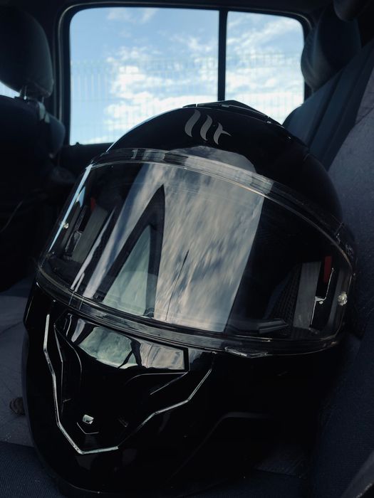 Capacete preto com viseira transparente