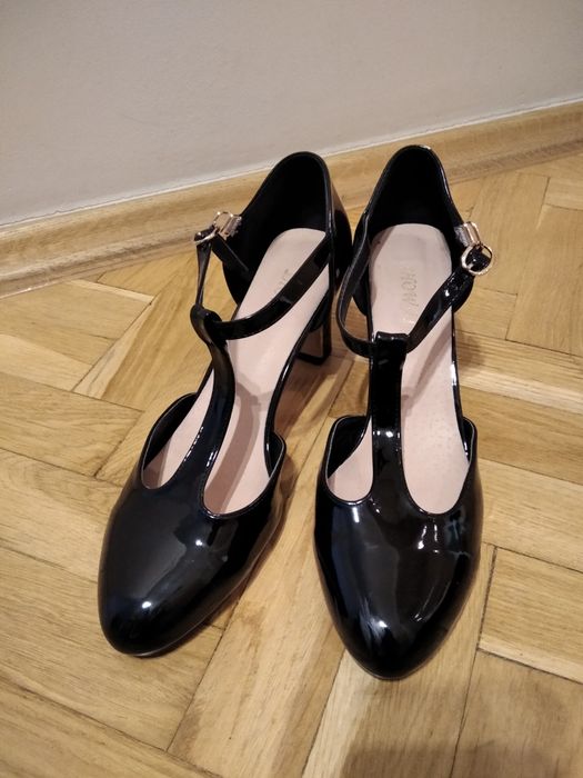 Eleganckie lakierki na obcasie r. 39