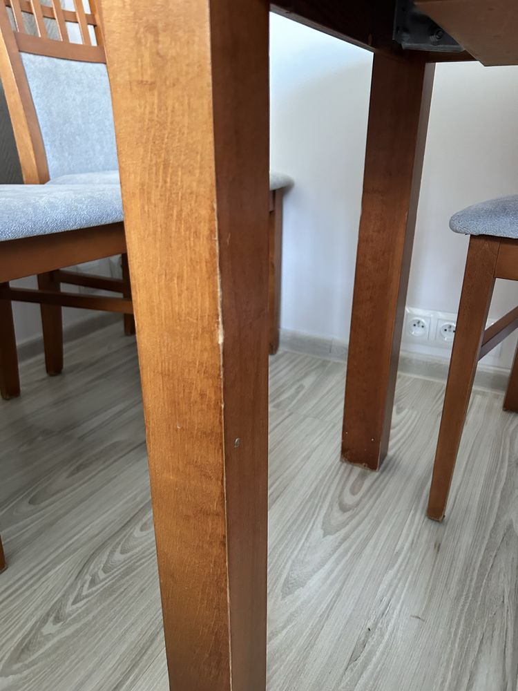 Rozkladany stół z krzesłami