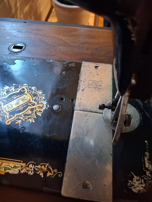 Maszyną  Singer. Rok produkcji 1886