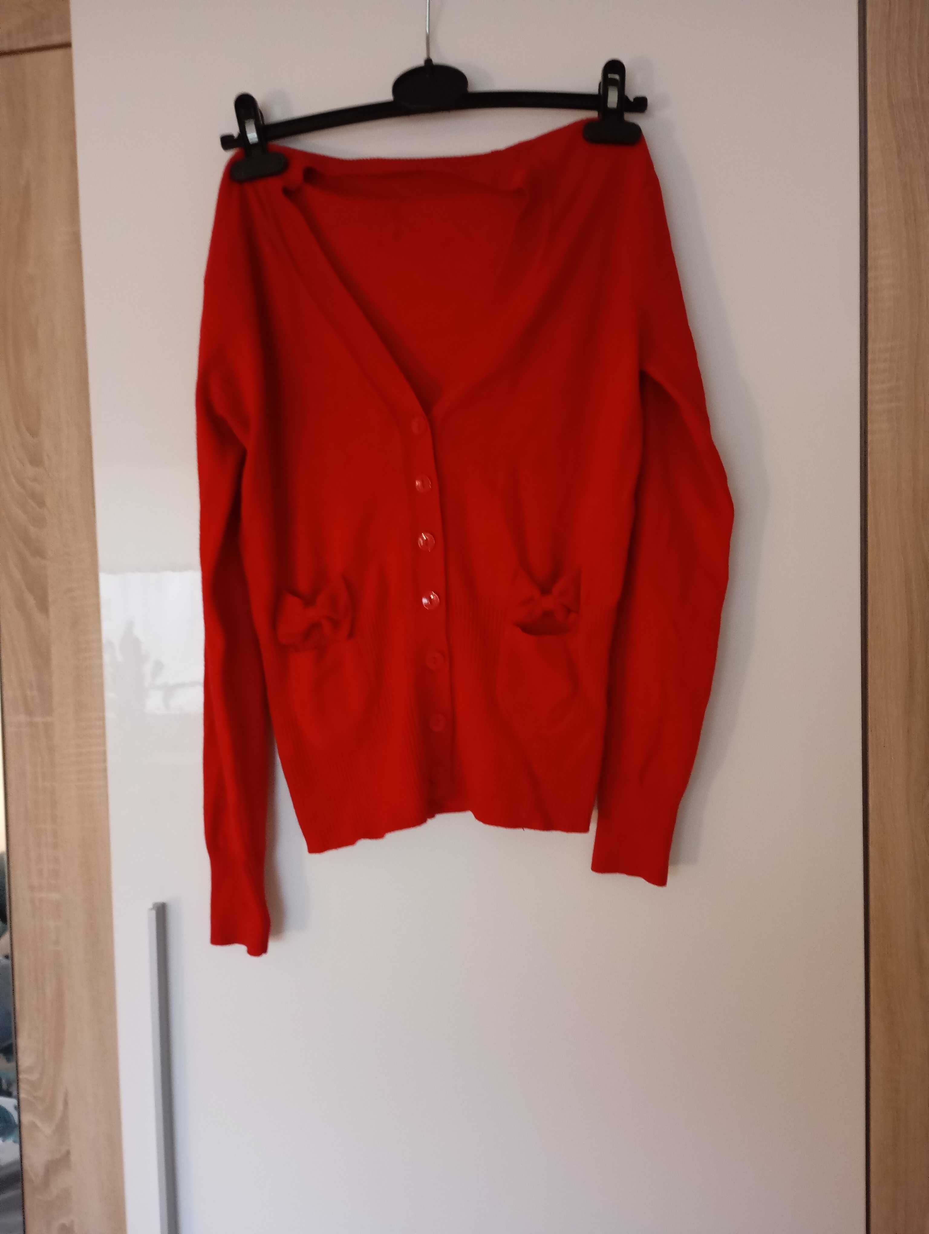Czerwony zapinany sweter z kokardkami