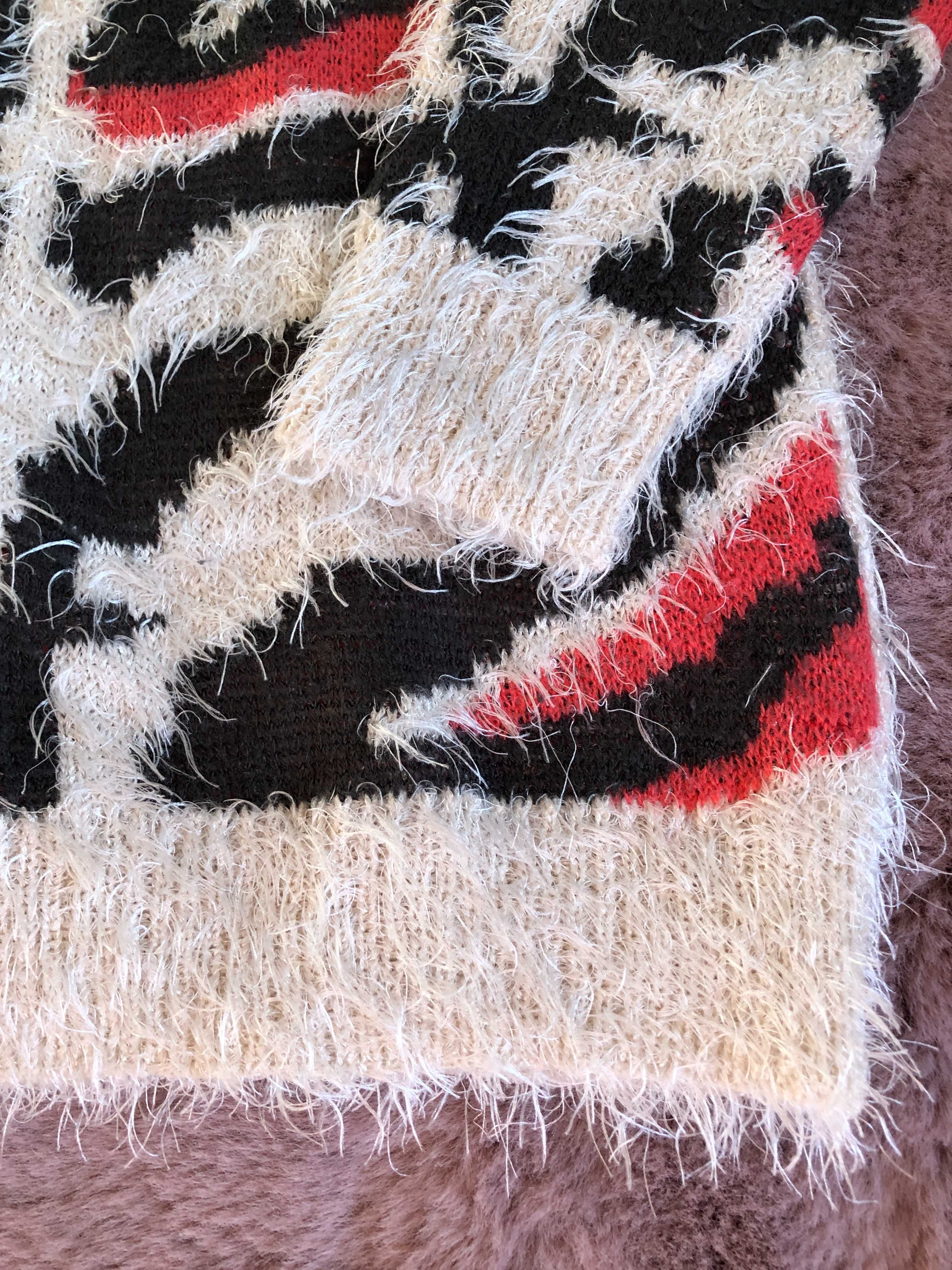 Sweter TU 38 wzorzysty zebra beżowy zimowy