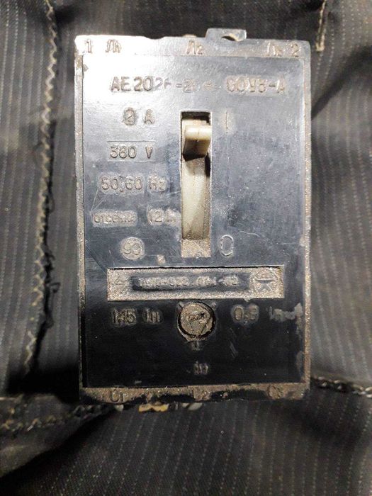 Вимикач-автомат.Трифазний