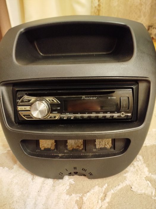 Накладка  торпеди з магнітолою на Пежо 107