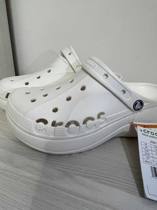 Стильні та зручні крокси Crocs Baya Platform Clog у білому кольорі