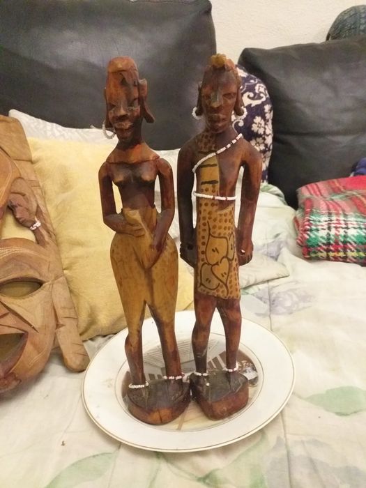 Colecção de artigos de enfeitar,estátuas, máscaras, bibelôs  etc