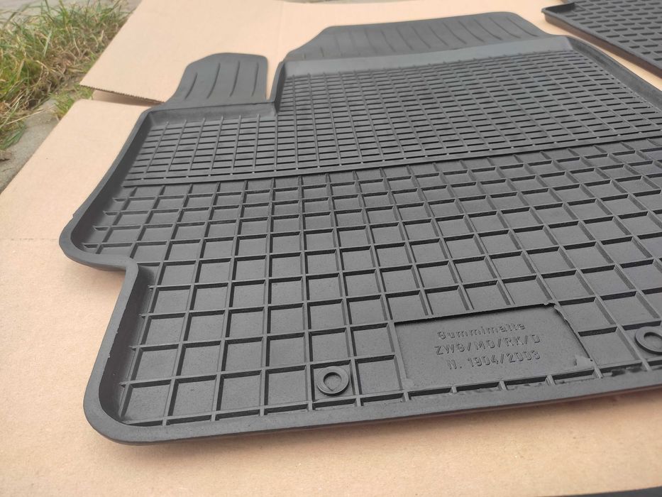 TOYOTA AURIS 2 NOWE Dywaniki gumowe PRZÓD dopasowane korytka korytko