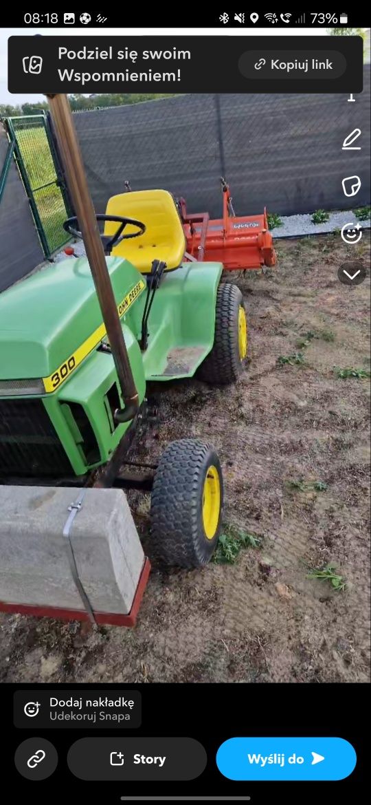 John Deere 300 – traktorek z zamiatarką, wiertnicą, glebogryzarką, kos