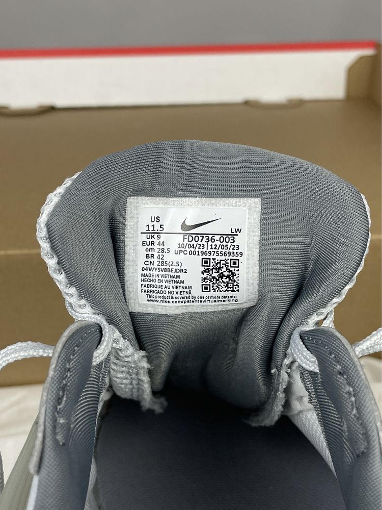 Кросівки Nike V2K Run (EU 44) оригінал сірі чоловічі FD0736-003
