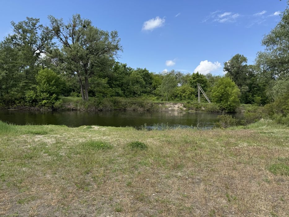 Продаж будинку та земельноі ділянку біля річки