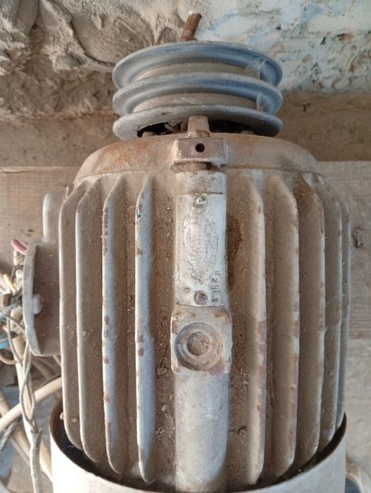 Продам электродвигатель на три фазы.