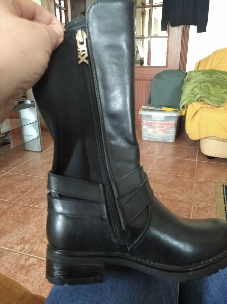 Botas da Xti novas tamanho 28