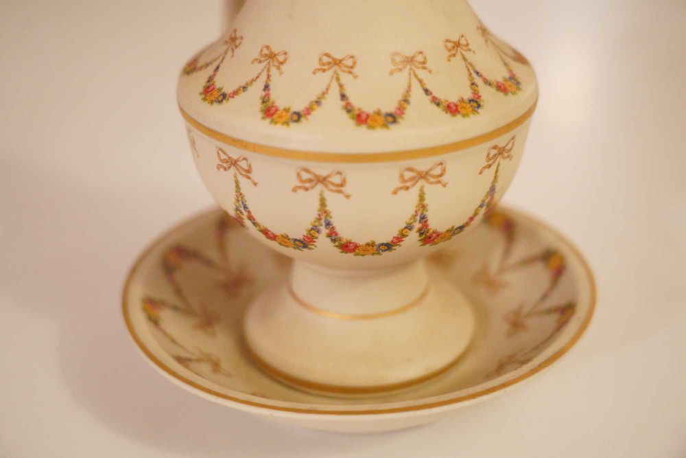 Elegante Jarro em Porcelana